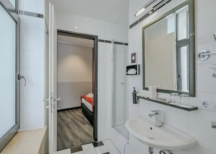 Ramada By Wyndham Frankfurt Station Hotel 4*